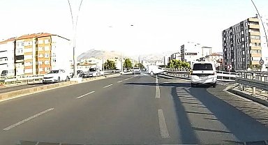 Kontrolden çıkan araç bariyerlere çarptı: Kaza anı kamerada