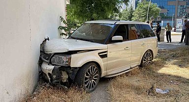 Kontrolden çıkan cip, kaldırımda yürüyen vatandaşa çarptı: 1'i ağır 2 yaralı