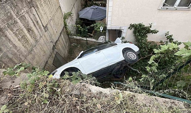 Kontrolden çıkan otomobil 5 metrelik yükseklikten uçtu: 2 kişinin burnu bile kanamadı, 1 yaralı
