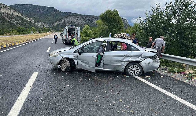 Kontrolden çıkan otomobil demir bariyerlere çarptı: 5 yaralı