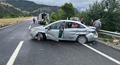 Kontrolden çıkan otomobil demir bariyerlere çarptı: 5 yaralı