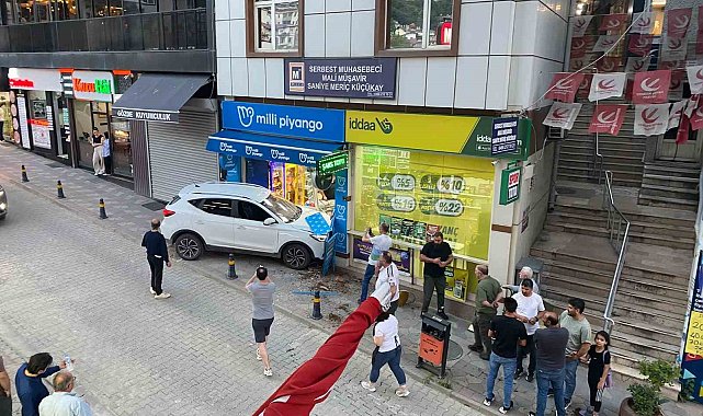 Kontrolden çıkan otomobil iş yerine daldı, facianın eşiğinden dönüldü