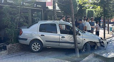 Kontrolden çıkan otomobil iş yerine daldı
