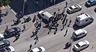 Kontrolsüz dönüş yapan araca motosikletli polisler çarptı: 2 polis yaralandı