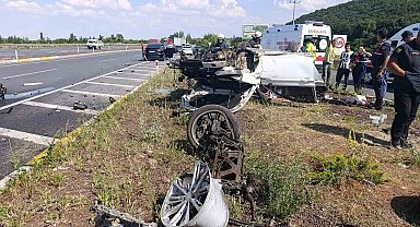 Konya'da refüje çarpan otomobil hurdaya döndü: 3 yaralı