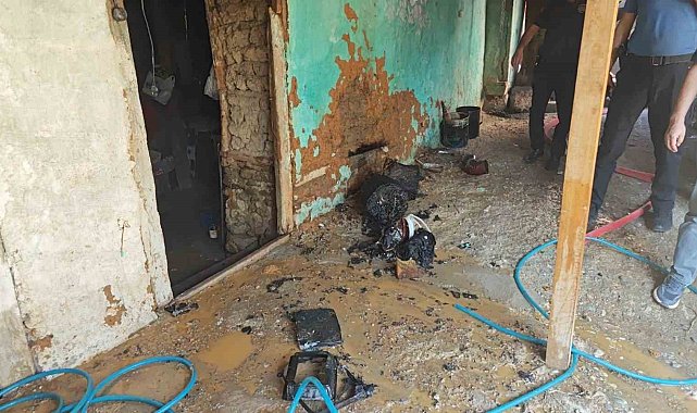 Kovada yakılan kağıtlar tekrar alevlendi, yangın eve sıçramadan söndürüldü