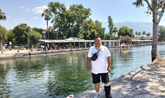 Köyceğizli muhtar Yorulmaz, kırık ayağı ile görevini sürdürüyor