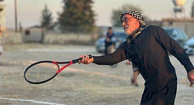 Köylülerin toprak kortta tenis keyfi