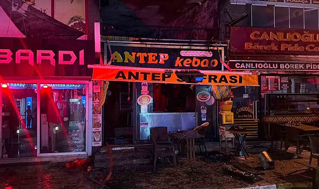 Küçükçekmece'de restoranın bacasında çıkan yangın 5 katlı binaya sıçradı