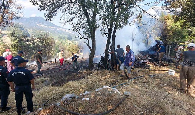 Kumluca'da odunlukta başlayan yangın boş evin bahçesine sıçradı