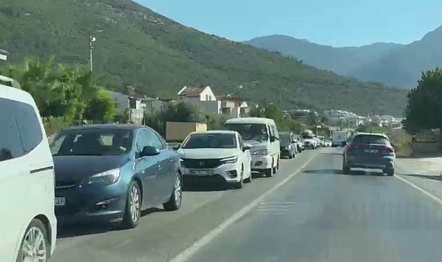 Kuşadası'nda milli park dönüşü yoğunluğu oluştu