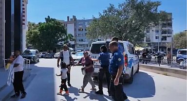 Kuşadası'nda zabıta memurunu darbeden 2 kadın dilenci tutuklandı
