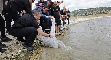 Kütahya'da Porsuk Barajı Göleti'ne 107 bin 500 balık yavrusu bırakıldı