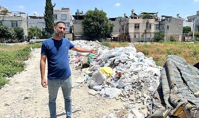 Mahalle arasındaki arsa çöplüğe döndü, vatandaşlar tepki gösterdi