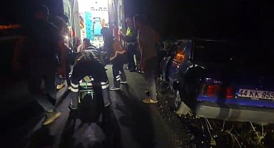 Malatya'da lastiği patlayan otomobil refüje çarptı: 1 yaralı