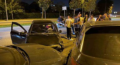 Maltepe'de ters yöne giren otomobil, park halindeki iki araca çarptı: 1 yaralı