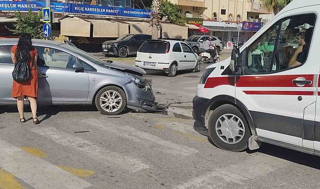Manavgat'ta otomobiller çarpıştı, sürücüler yaralandı