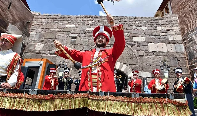 Mehteran Coşkusu yaz boyunca Ankara Kalesi ve Ulus Meydanı'nda
