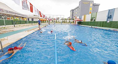 Mersin'de 7'den 77'ye herkes yüzme kurslarında buluşuyor