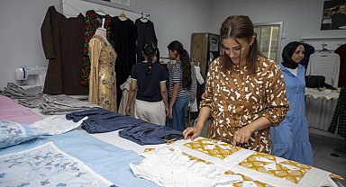 Mersin'de kadın kursiyerlerden el emeği sergisi
