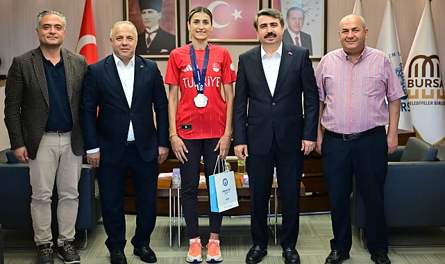 Milli tekvandocu madalya sevincini Oktay Yılmaz'la paylaştı