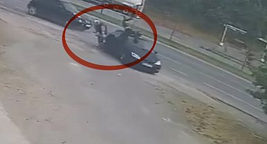 Motosikletin otomobile çarpma anı kamerada: 2 yaralı