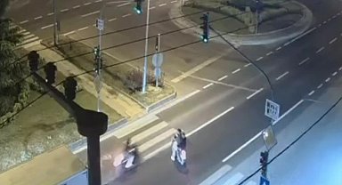 Motosikletlerin çarpışma anı kameralara yansıdı