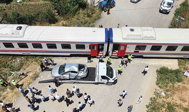 Muş'ta tren otomobile çarptı: 3 yaralı
