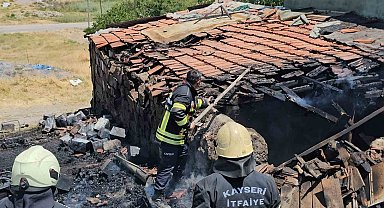 Müstakil evin kömürlüğünde çıkan yangın büyümeden söndürüldü