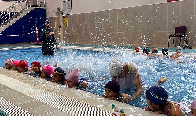 Nazilli'de çocuklar yaz tatilini yüzme öğrenerek geçiriyor