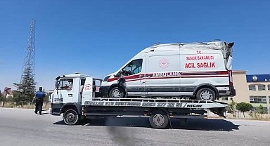 Niğde'de ambulans ile otomobil çarpıştı: 3'ü sağlık çalışanı 5 yaralı