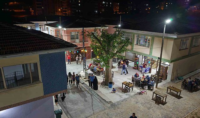 Nostalji rüzgarı estiren Seksenler Sokağı'nda akşam yoğunluğu