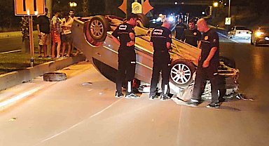 Önündeki motosiklete çarpmamak için direksiyonu kırdı, takla attı