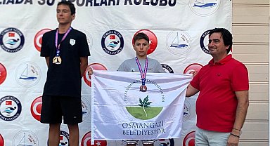 Osmangazi'nin genç yüzücüleri kürsüyü bırakmadı
