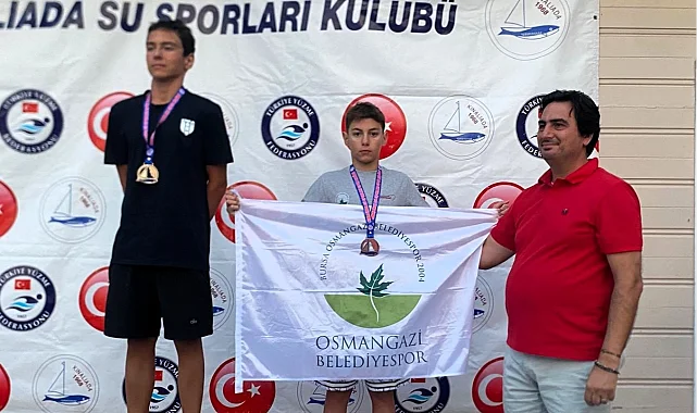 Osmangazi'nin genç yüzücüleri kürsüyü bırakmadı