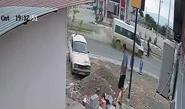 Osmaniye'de minibüs başıboş ata çarptı
