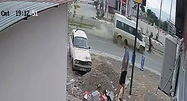 Osmaniye'de minibüs başıboş ata çarptı
