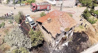 Ot yangınının sıçradığı ahşap ev ve aracı küle dönmekten itfaiye ekipleri kurtardı