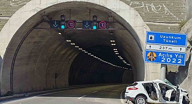 Otomobil tünel girişindeki tabelaya ok gibi saplandı