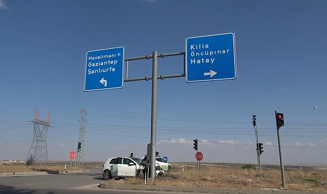Otomobil yön tabelasına çarptı: 2 yaralı