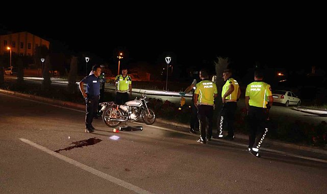 Otomobile çarpan motosikletin sürücüsü ağır yaralandı: Kaza kameraya yansıdı