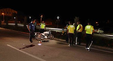 Otomobile çarpan motosikletin sürücüsü ağır yaralandı: Kaza kameraya yansıdı