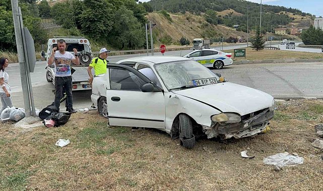 Otomobilin refüje çıktığı kaza maddi hasarla atlatıldı