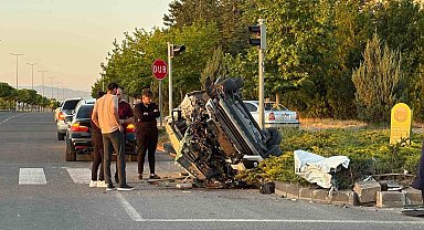 Otomobille çarpışan hafif ticari araç hurdaya döndü: 4 yaralı