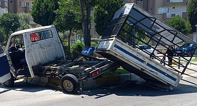 Otomobille çarpışan kamyonet refüje çıktı: 1 yaralı