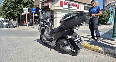 Otomobille çarpışan motosikletli trafik zabıtası yaralandı