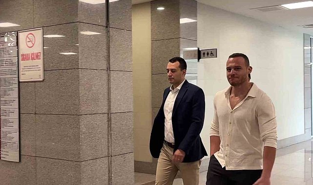 Oyuncu Kerem Bursin: "AHBAP Derneğine 200 bin TL bağışta bulundum"