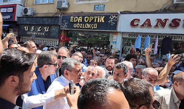 Özgür Özel'in Niğde programında vatandaşlar ezilme tehlikesi geçirdi