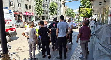 Panelvan araç ile motosiklet çarpıştı: Anne ve 2 çocuğu yaralandı
