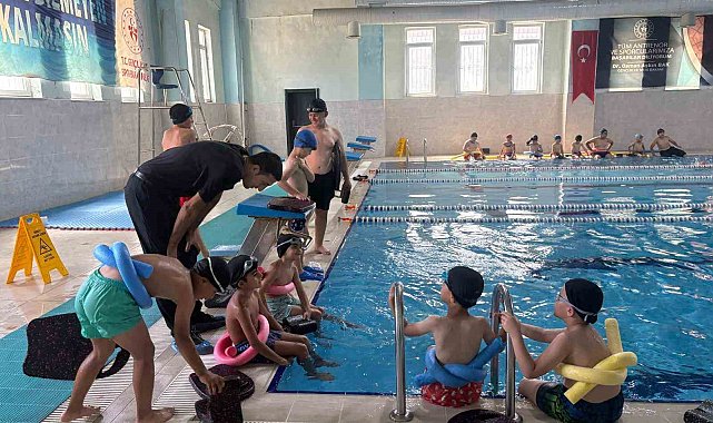 Patnos'ta "Yüzme Bilmeyen Kalmasın" Projesiyle çocuklar yüzme öğreniyor